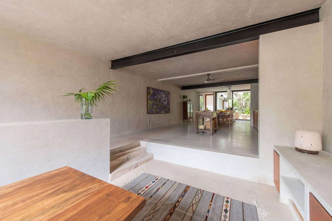 Khu vực đọc sách được hạ thấp so với mặt sàn, đây cũng là khu vực đầu tiên khi bước vào nhà. Khu vực đọc sách được hạ thấp so với mặt sàn, đây cũng là khu vực đầu tiên khi bước vào nhà.