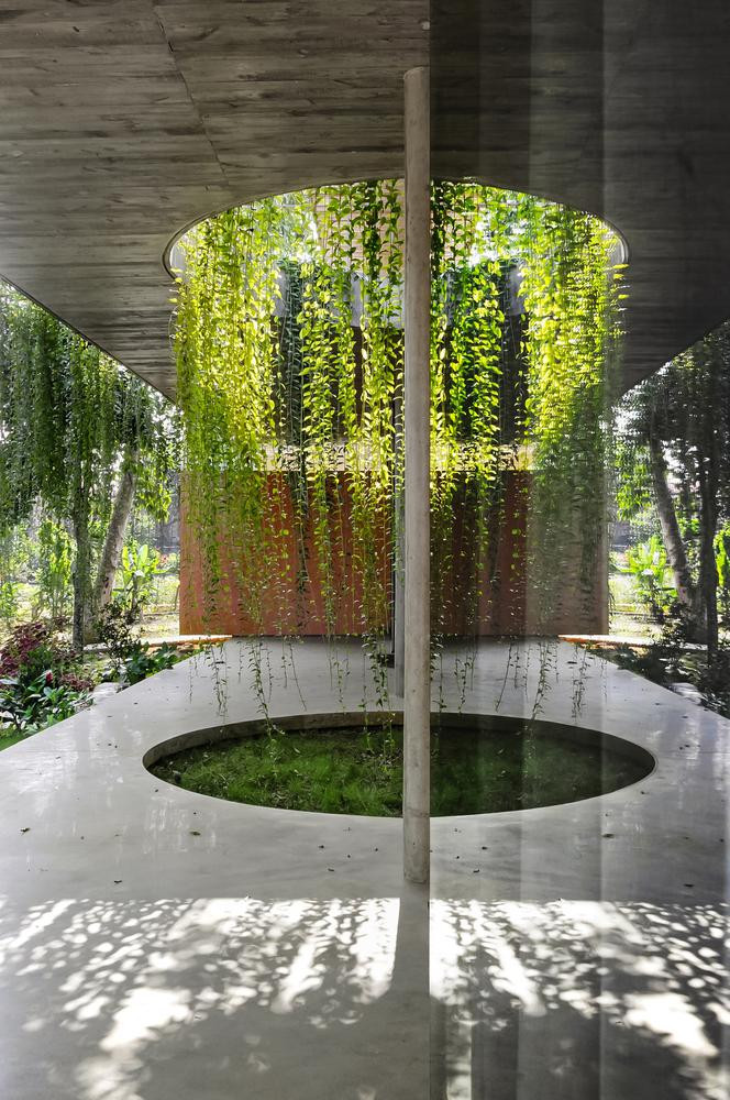 Vì sự khác biệt giữa lối sống, lứa tuổi và nhu cầu cá nhân của các thành viên trong gia đình nên kiến trúc sư đề xuất xây căn nhà có những không gian khác nhau đáp ứng những yêu cầu này.