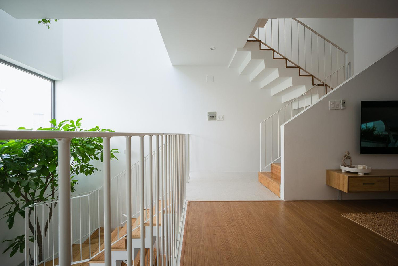 Vị trí cầu thang của ngôi nhà được thay đổi liên tục, nằm giữa khoảng thông tầng với sự xuất hiện của cây xanh, ánh sáng nhằm kích thích các hoạt động, quan sát theo phương thẳng đứng của ngôi nhà.