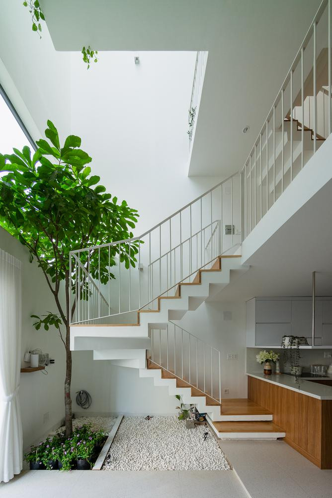 Gia chủ muốn dành thời gian chăm sóc và chơi đùa với hai đứa con của mình mới 3 và 5 tuổi. Do đó các kiến trúc sư (KTS) muốn tạo ra một ngôi nhà với những không gian để kích thích sự tìm tòi, sáng tạo của trẻ và giúp gia chủ có thể quan sát con mình trong nhà.