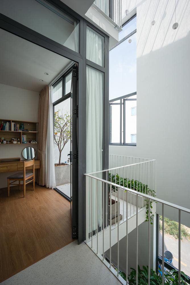 Mặt tiền ngôi nhà với những ô cửa sổ lớn trên cao giúp ngôi nhà luôn tràn ngập ánh sáng, thông thoáng nhưng vẫn đảm bảo sự riêng tư cho gia chủ.