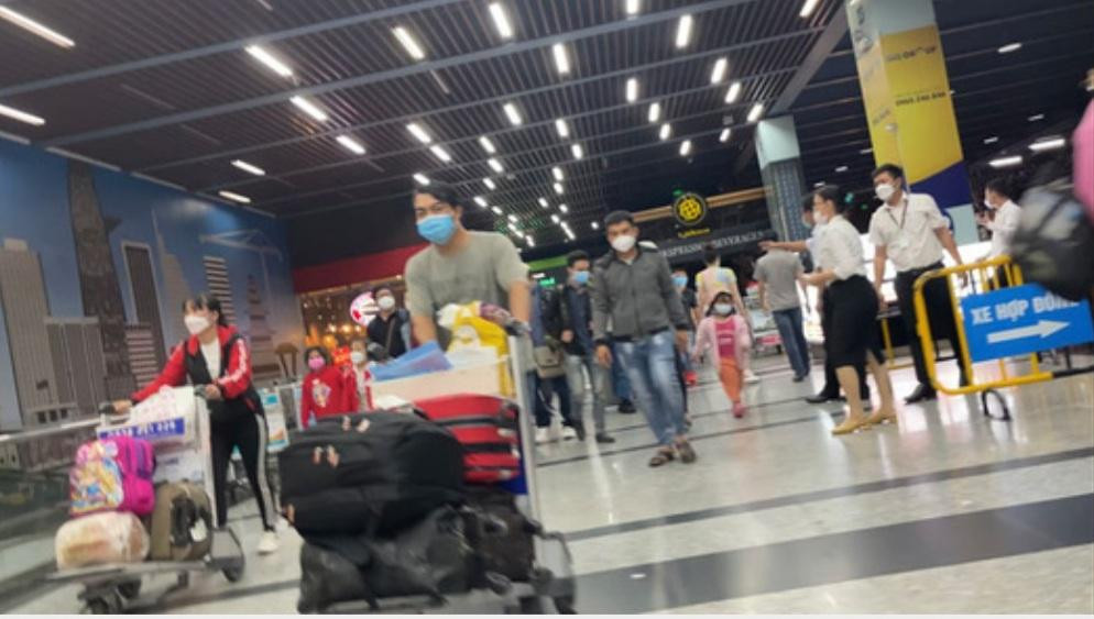 Các nhân viên hãng xe Avigo (ngoài cùng bên phải) chèo kéo khách trong tòa TCP .Ảnh: TRẦN THÁI