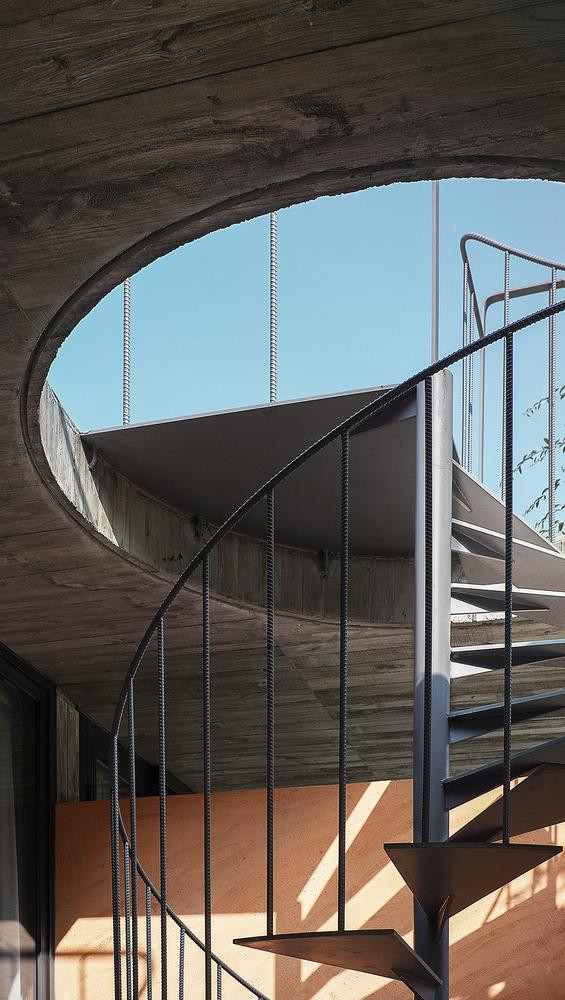 Các khối nhà ẩn mình dưới những mái nhà và tạo ra những khoảng trống kết nối không gian bên trong với người ở và thiên nhiên xung quanh.