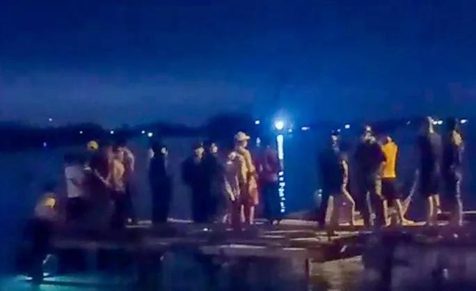 Ngay sau khi xảy ra sự việc, người dân và chính quyền địa phương đã tổ chức tìm kiếm cháu bé