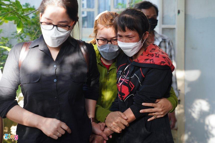 Mẹ Bảo Bảo khóc nghẹn, không thể đứng vững khi linh cữu con trai được đưa về. Ông Trần Trọng Bình, cha Bảo Bảo, chia sẻ với Zing: "Bảo Bảo là người con ngoan, yêu thương gia đình. Cả gia đình đều đặt nhiều niềm tin, hy vọng ở Bảo. Sự ra đi đột ngột của Bảo là cú sốc lớn với gia đình tôi".