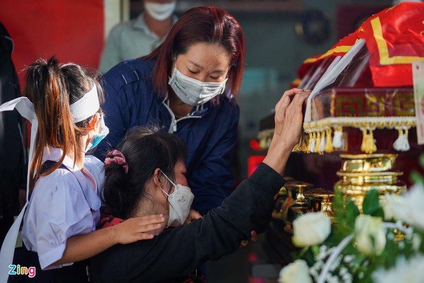 Hình ảnh người mẹ khóc gục bên linh cữu con trai khiến những người tới đưa tiễn không cầm được nước mắt.