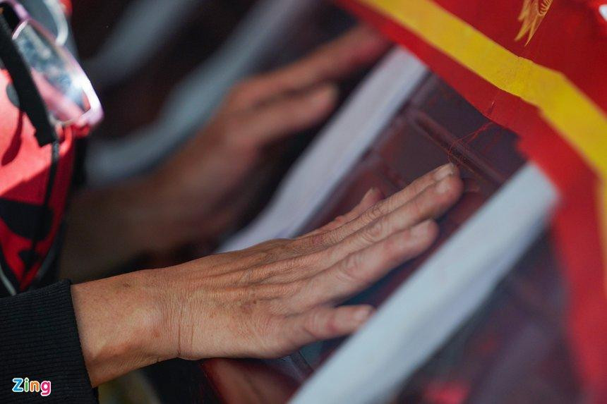 Theo chia sẻ từ gia đình, lễ tang diễn ra nhanh gọn trong khoảng hơn một tiếng vì sự ra đi của Bảo Bảo là cú sốc quá lớn. "Các thành viên trong gia đình khó trụ vững nếu nhìn Bảo nằm đó", ông Bình nói.