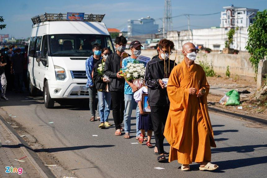 Đúng 8h45 lễ di quan bắt đầu. Linh cữu của Bảo Bảo được đưa đi hỏa táng ở Đa Phước.