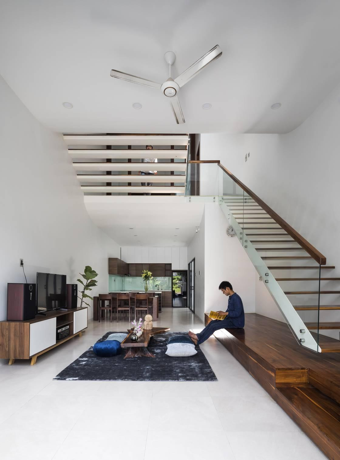 Mẫu cầu thang bậc gỗ, vách ngăn kính, tay vịn bằng gỗ đang được nhiều gia đình săn đón vì giúp không gian nhà luôn sáng, thoáng.