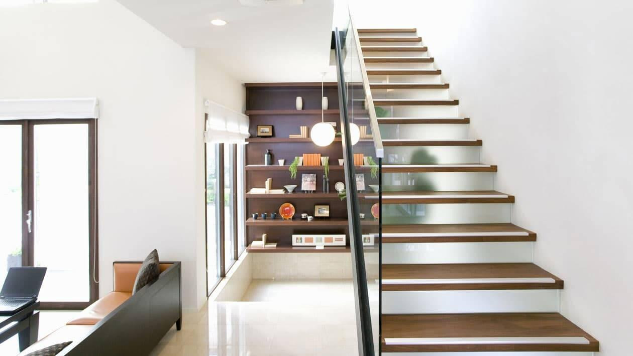 Mẫu cầu thang kính tay vịn inox sang trọng.