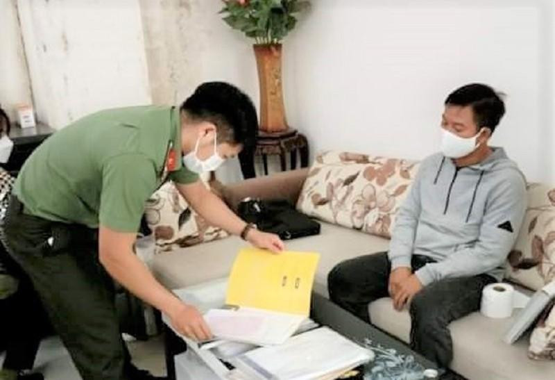 Cơ quan chức năng khám xét nơi làm việc của các đối tượng. Ảnh: QV Cơ quan chức năng khám xét nơi làm việc của các đối tượng. Ảnh: QV