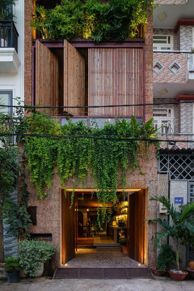 Được biết, đây là tổ ấm của một cặp vợ chồng trẻ làm việc trong lĩnh vực sáng tạo, có niềm đam mê với thiên nhiên và các giá trị truyền thống.