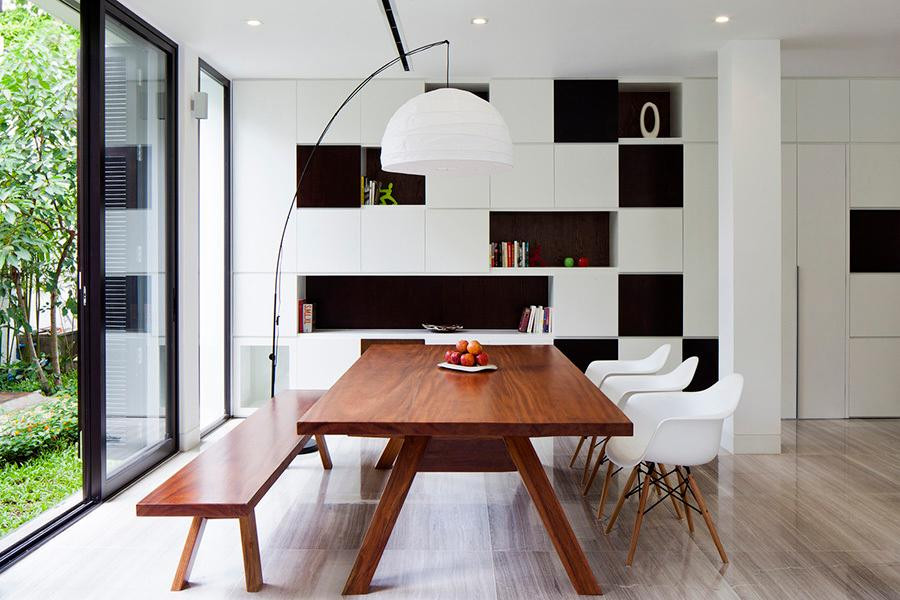 Kệ ở khu vực bàn ăn được thiết kế theo hai màu trắng - đen.