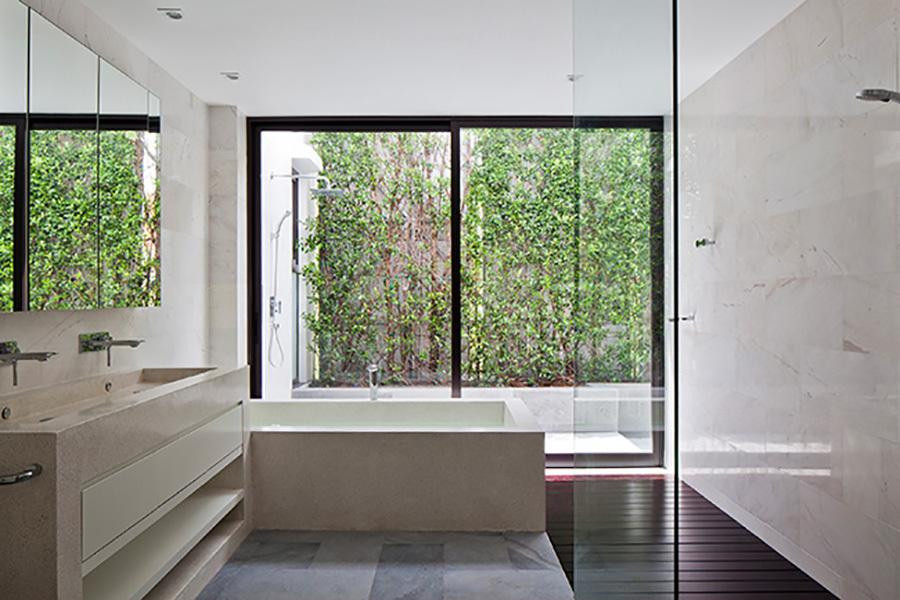 Phòng vệ sinh trong phòng ngủ chính trên tầng 2.