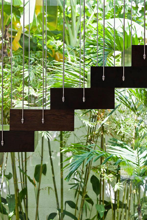 Cầu thang trở thành điểm nhấn trong không gian phòng khách.