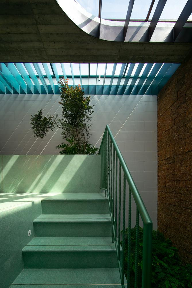 Ánh sáng tự nhiên đi từ ngoài vào trong, từ trên xuống dưới xuyên suốt các thời điểm khác nhau trong ngày, đan xen với không gian xanh mát của cỏ cây xóa nhòa ranh giới giữa bên ngoài và bên trong, giữa bóng tối và ánh sáng.