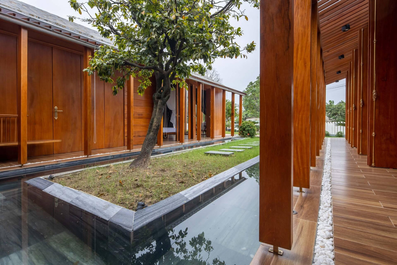 Ngôi nhà sử dụng những vật liệu quen thuộc, bền vững như bê tông cốt thép chịu lực, gỗ mít ta, gỗ keo vàng và đá tự nhiên.