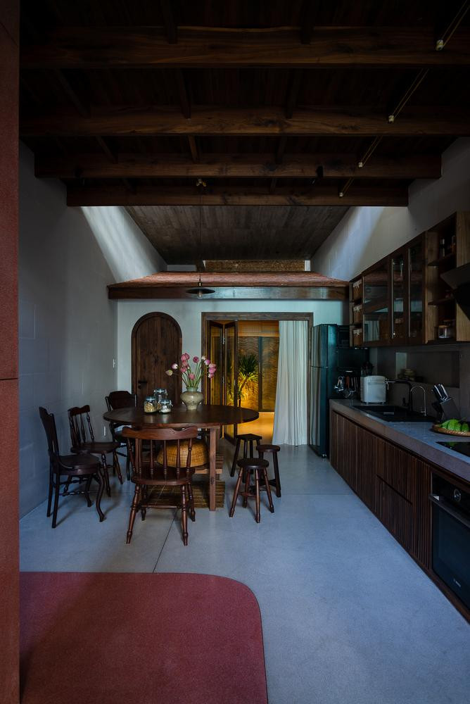 Không gian bếp nhỏ gọn, lấy gỗ làm vật liệu chủ đạo giúp không gian thân thiện và ấm cúng hơn.