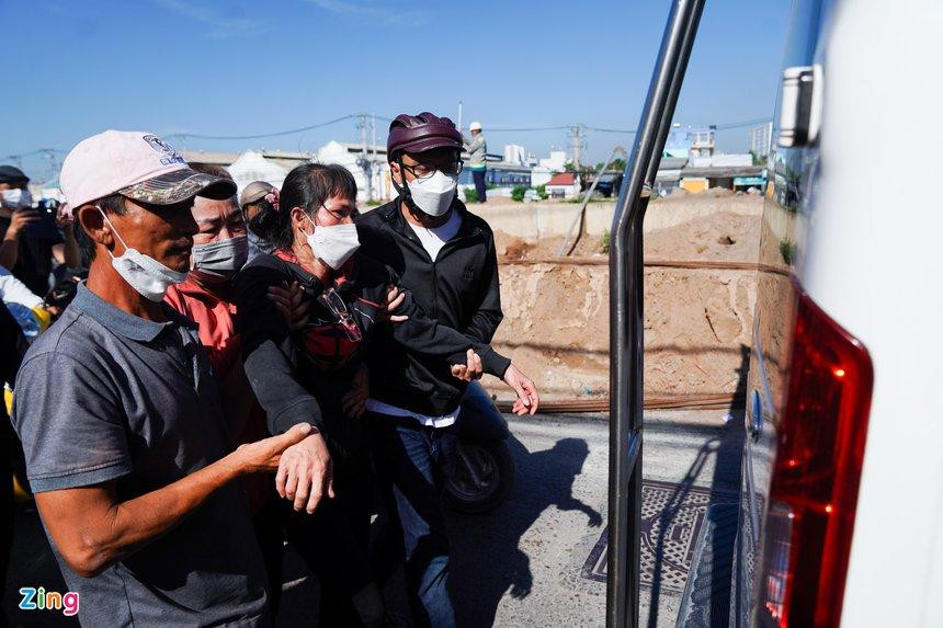 Mẹ Bảo Bảo không trụ vững khi linh cữu của con trai được đưa đi hỏa táng. Bà kiệt sức vì khóc thương con 4 ngày qua.