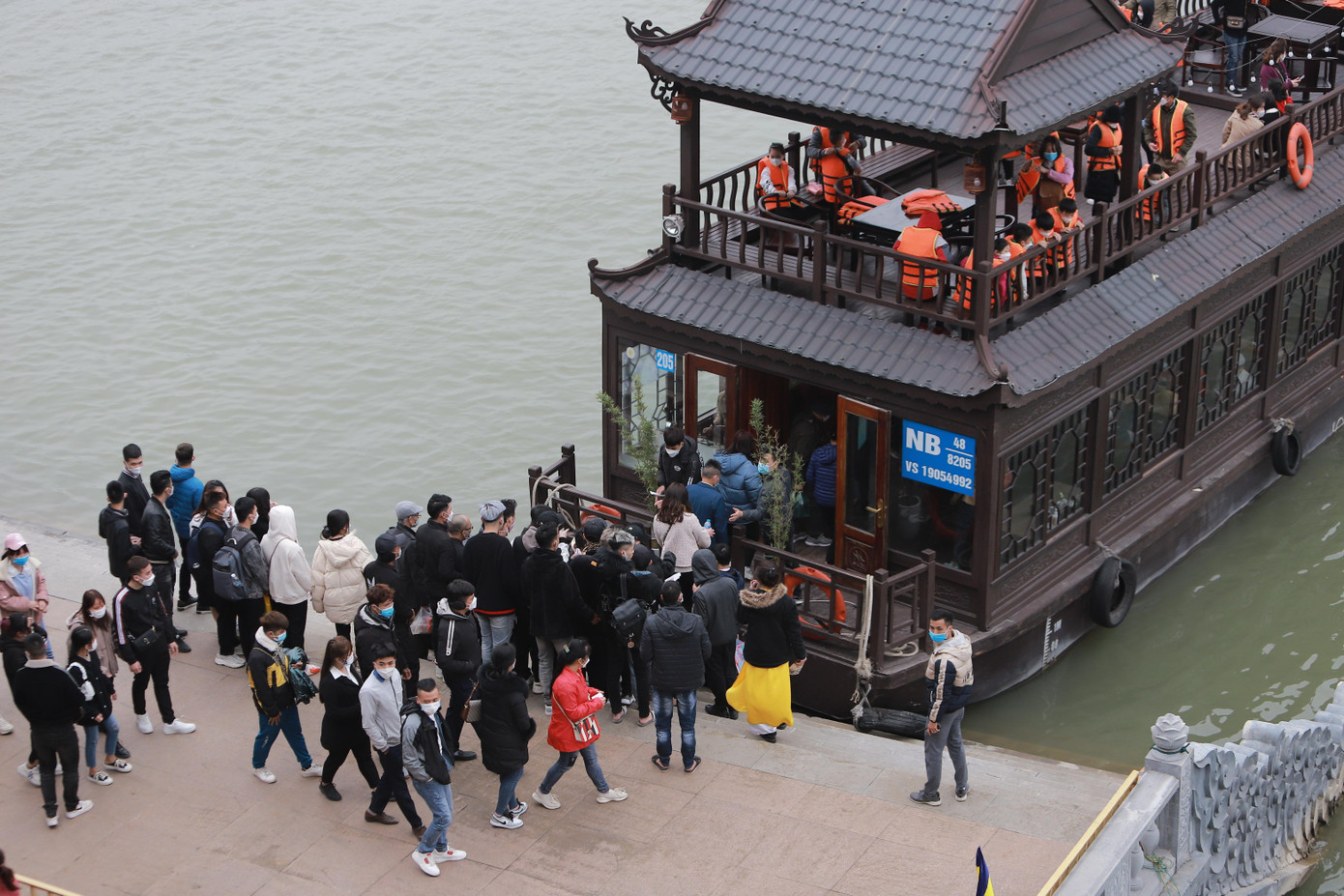 22 thuyền công suất lớn và 60 thuyền nhỏ được bố trí để phục vụ khách tham quan di chuyển qua hồ nước khi vào khu chùa chính