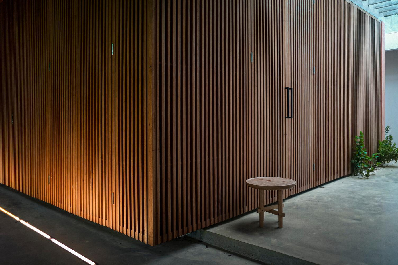 Vật liệu chính đang được sử dụng trong công trình này là bê tông và gỗ tự nhiên.