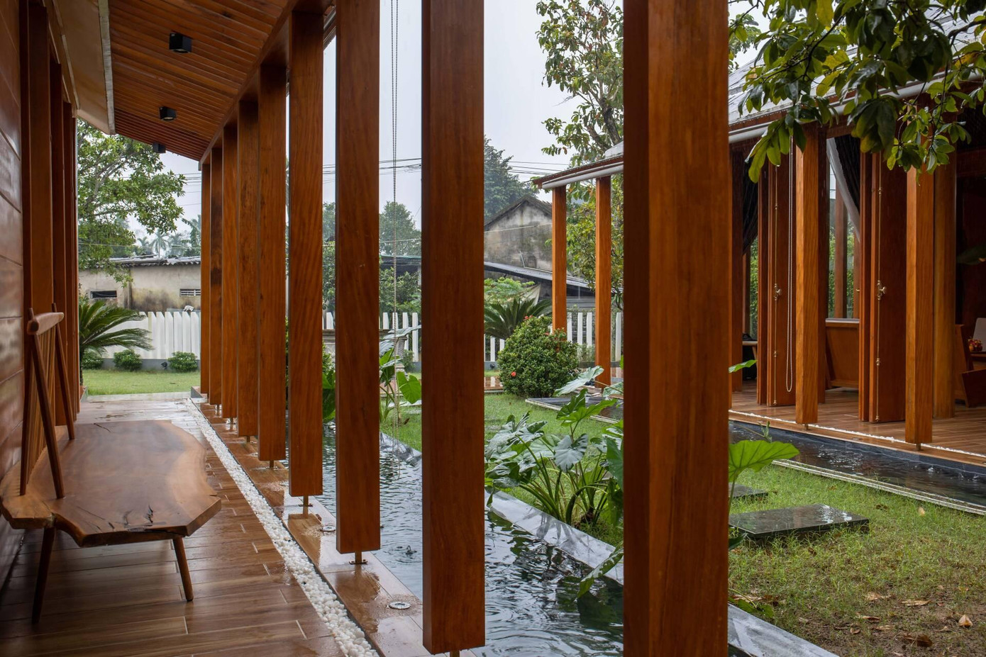 Về bố cục, gian thờ nằm ở chính giữa, bố trí mái có độ dốc cao hơn. Phần đỉnh mái cao và phần dưới cong ôm lấy hai gian còn lại theo thủ pháp đối xứng, vừa tôn lên sự trang nghiêm của không gian thờ cúng, vừa tạo sự gắn kết chặt chẽ giữa các gian trong nhà với nhau.