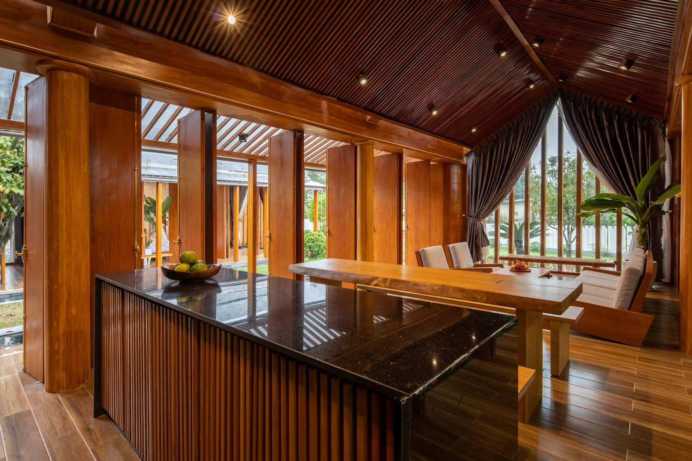 Khu vực bếp ngăn cách khéo léo với không gian tiếp khách.