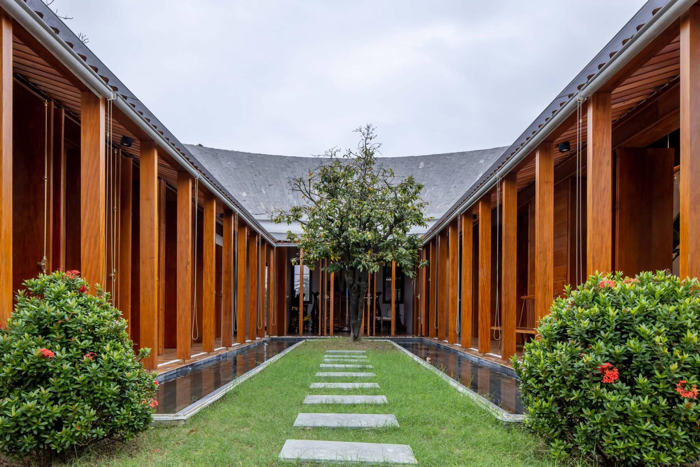 Mái nhà của công trình thiết kế theo dạng mái dốc, mỗi gian hai mái.