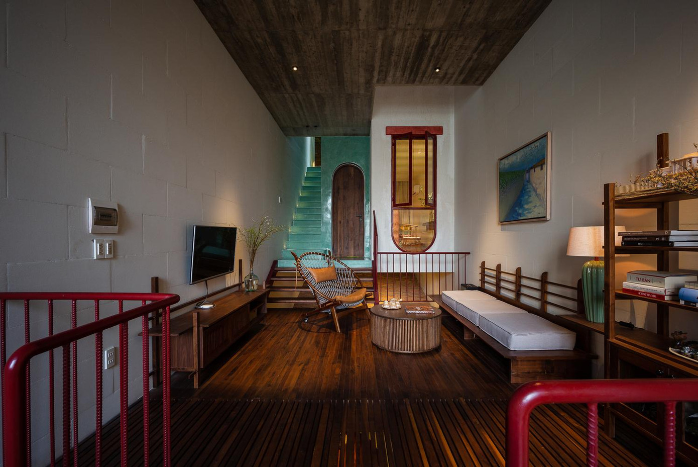 Không gian tầng 2 là nơi tiếp khách, nghỉ ngơi và đọc sách của các thành viên.