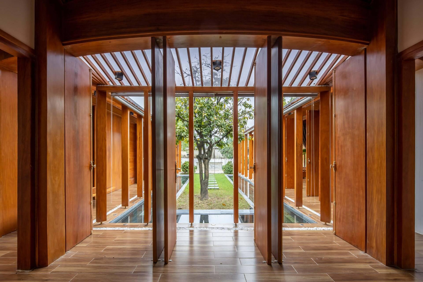 Điểm nhấn của ngôi nhà là mặt tiền được bố trí 50 bộ cửa bức bàn, mở được nhiều hướng để đón nắng và gió trời theo từng mùa trong năm.