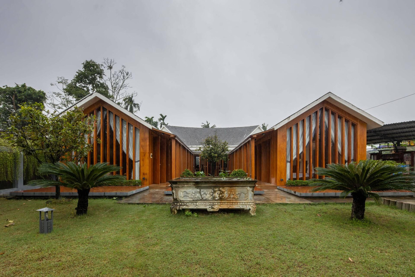 Công trình có khoảng lùi 12m so với đường bê tông chính liên xã, tạo ra một không gian xanh phía trước, giúp giảm thiểu tác động của khói bụi, tiếng ồn từ các phương tiện giao thông ngoài đường.