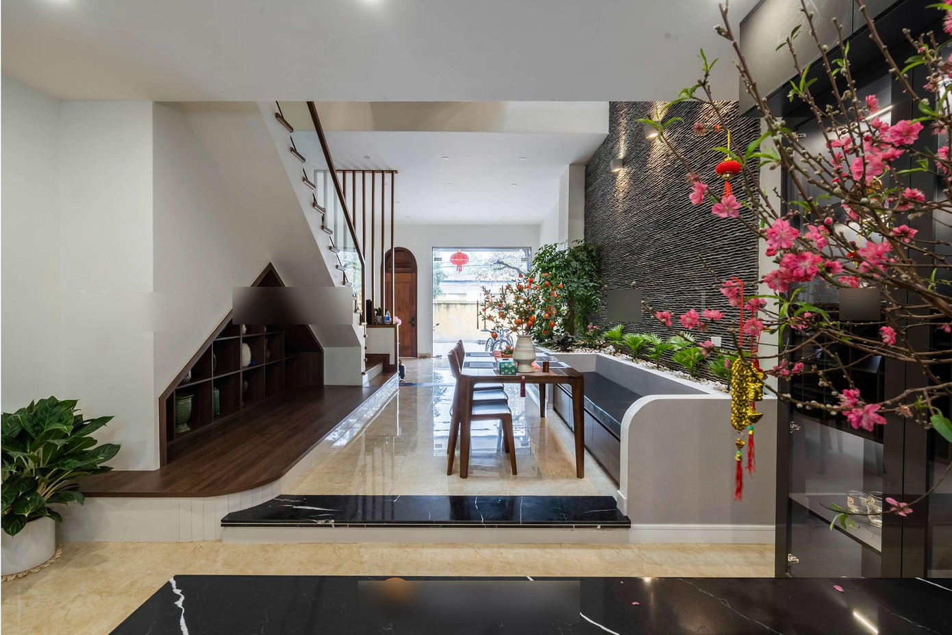 Do ngôi nhà hoàn thành đúng dịp Tết Nguyên đán nên gia chủ trang trí rất nhiều cành đào, lan, quất, quýt trong nhà để mang sắc xuân đến mọi không gian.