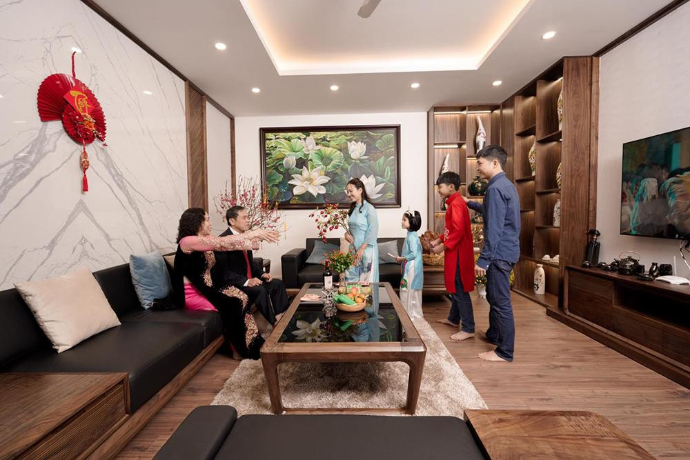 Phòng khách rộng rãi tại tầng 2 là nơi đón tiếp người thân, bạn bè đến chúc Tết.