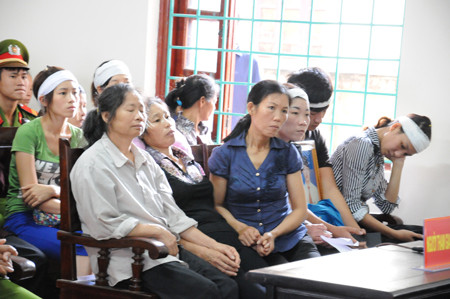 Chị Thủy - người được ủy quyền thay mẹ nạn nhân Tuấn Anh trả lời phần xét hỏi tại tòa sáng 6/9. Ảnh: Tuấn Nguyễn