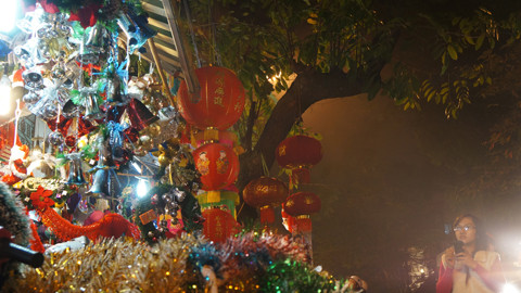 Anh Phú, một chủ cửa hàng lưu niệm lớn ở phố Chùa Láng chia sẻ: “còn hơn một tuần nữa là đến Noel, nhưng dịch vụ chuyển quà năm nay thấp hơn rất nhiều so với mọi năm, kể cả các mặt hàng lưu niệm, mỹ phẩm hay các vật dụng cần thiết để làm quà tặng năm nay cũng bán chậm hơn so với cùng giờ này năm ngoái”. Thị trường quà tặng Noel báo hiệu một “mùa” rất lạnh 