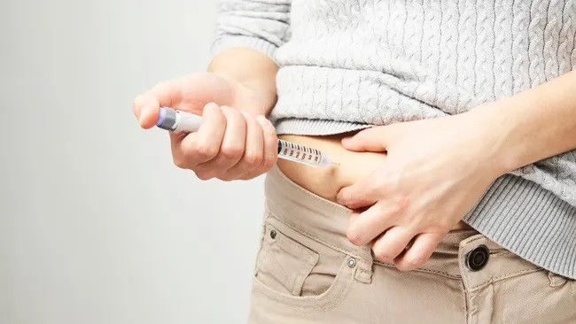 Những người mắc bệnh tiểu đường tuýp 1 phải tiêm insulin trực tiếp vào người hàng ngày. (Ảnh: Gecko Studio qua Shutterstock) Những người mắc bệnh tiểu đường tuýp 1 phải tiêm insulin trực tiếp vào người hàng ngày. (Ảnh: Gecko Studio qua Shutterstock)