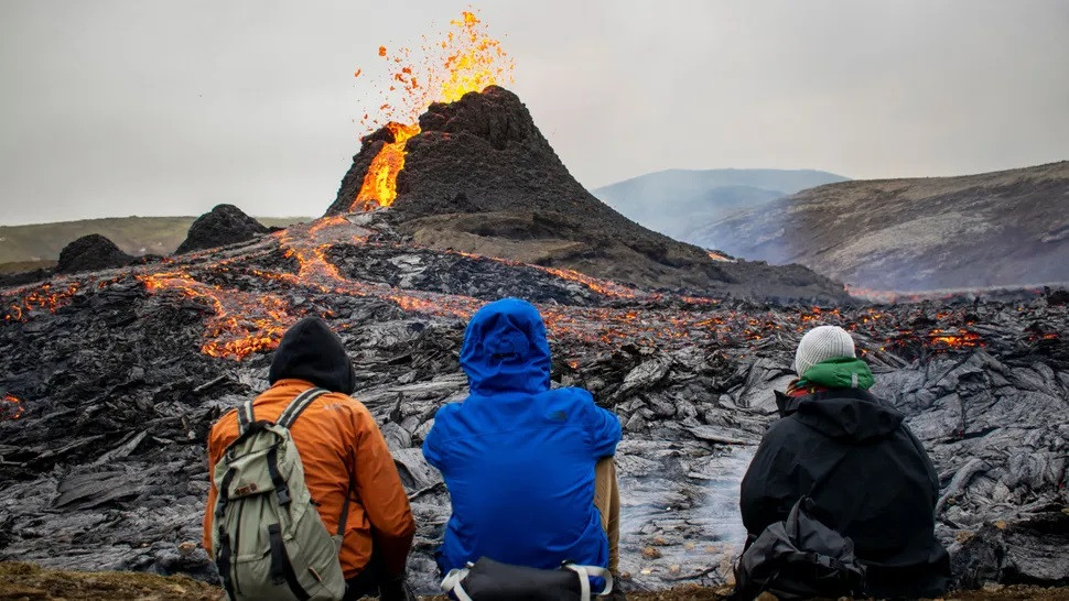Các chuyên gia đã cảnh báo rằng đường hầm magma dưới lòng đất giữa hai thị trấn Iceland có thể phun trào bất cứ lúc nào (Ảnh: Jeremie Richard/AFP via Getty Images) Các chuyên gia đã cảnh báo rằng đường hầm magma dưới lòng đất giữa hai thị trấn Iceland có thể phun trào bất cứ lúc nào (Ảnh: Jeremie Richard/AFP via Getty Images)