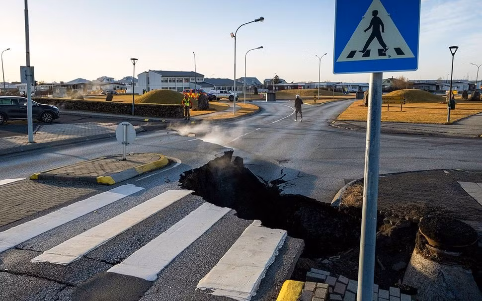Cận cảnh vết nứt và hố sụt đã hình thành ở thị trấn Grindavík của Iceland (Ảnh: KJARTAN TORBJOERNSSON/AFP via Getty Images) Cận cảnh vết nứt và hố sụt đã hình thành ở thị trấn Grindavík của Iceland (Ảnh: KJARTAN TORBJOERNSSON/AFP via Getty Images)