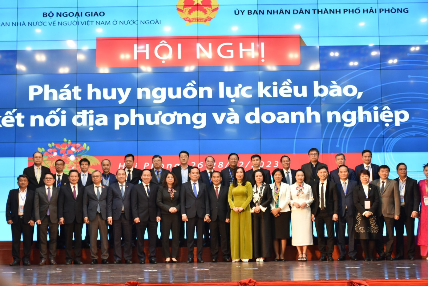 Các đại biểu dự hội nghị chụp ảnh lưu niệm, sáng 27/12 tại Hải Phòng. (Ảnh: Lưu Tiêu)
