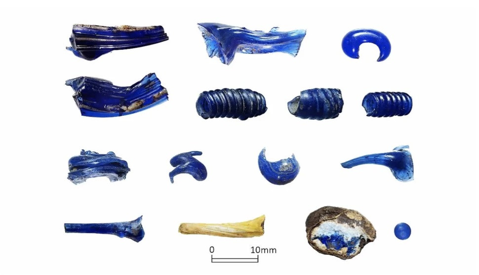 Một số vòng tay và hạt thủy tinh được tìm thấy tại Němčice, Cộng hòa Séc (Ảnh tín dụng: Ivan Čižmář, et al; Antiquity Publications Ltd)