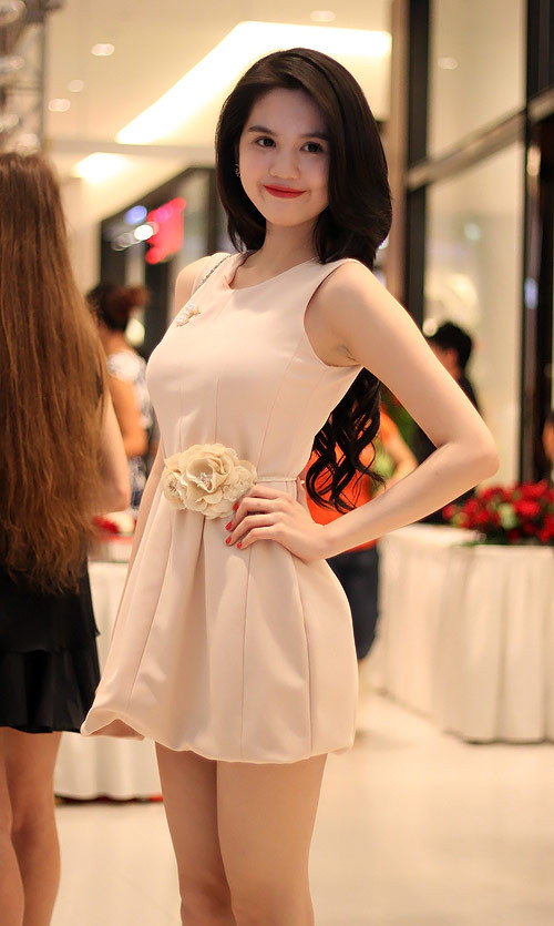 Ngọc Trinh đẹp hút hồn trong những bộ đầm sexy, bắt mắt.