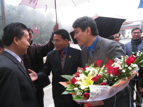 Anh Vilayvong Bouddakham giới thiệu các thành viên của Đoàn Lào