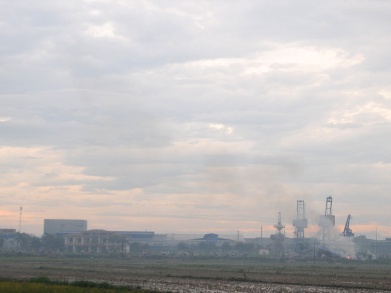 Khói bốc lên cao, bay vào khu vực nội thành Hà Nội