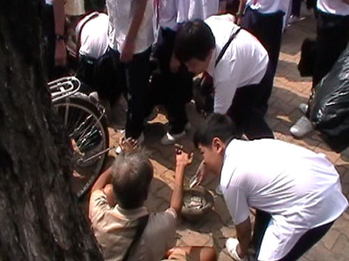 Và ngửa tay xin tiền học sinh 