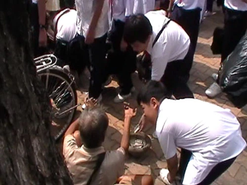 Và ngửa tay xin tiền học sinh 