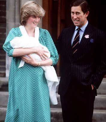 Công nương Diana bế Hoàng tử William cùng chồng, Thái tử Charles, rời bệnh viện St Mary tại London. William chào đời 1 ngày trước đó, ngày 21/6/1982