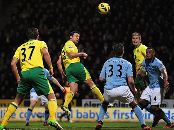 Pha đánh đầu rút ngắn tỉ số xuống 2-3 của Martin. Ảnh: Getty. Pha đánh đầu rút ngắn tỉ số xuống 2-3 của Martin. Ảnh: Getty