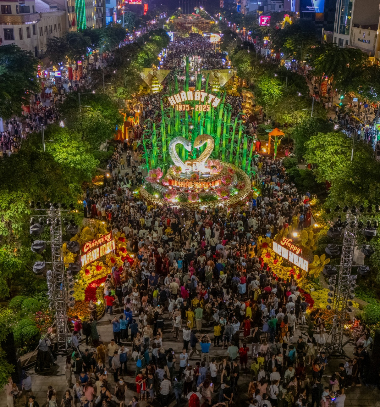 Đường hoa Nguyễn Huệ luôn đông đúc