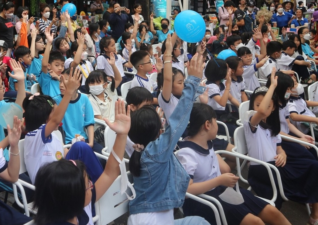 Thiếu nhi tham gia nhiều hoạt động sinh hoạt cộng đồng trong lễ hội.