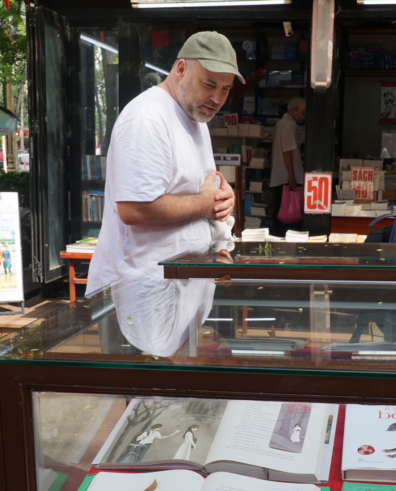 Một du khách nước ngoài dừng chân bên các cuốn sách của Nguyễn Nhật Ánh.